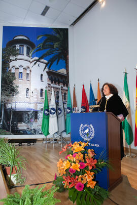 Pilar Aranda en el acto de imposición de la Medalla de Oro de la Universidad de Málaga a la Universidad de Granada. Paraninfo. Diciembre de 2016