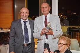Entrega de obsequio a Rafael Gobernado Arribas. Cena homenaje al profesorado y PAS jubilado de la Facultad de Económicas. Hotel AC Málaga Palacio. Septiembre de 2014