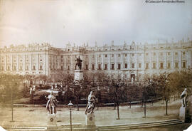 Madrid, el Palacio Real desde la Plaza de Oriente con la estatua ecuestre de Carlos IV. E. K. Tenison.