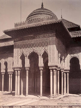 Granada, la Alhambra, Patio de los Leones templete del este. Rafael Garzón