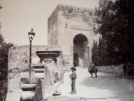 Granada, Alhambra, Puerta de la Justicia con tres personajes.