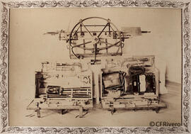 Madrid, cajas abiertas con los materiales de construcción de una una "Estación" de telégrafos móvil. Fotógrafo desconocido