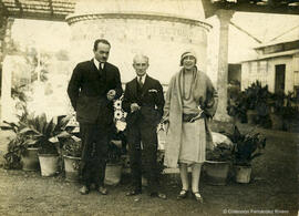 Málaga, el violinista Claude Lévy, el compositor Maurice Ravel, , y la cantante Madeleine Grey en los Baños del Carmen, tras un concierto en la Sala María Cristina de Málaga el 28 de septiembre de 1928. Francisco Sánchez.