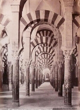 Córdoba, Mezquita, interior con el bosque de columnas. Jean Laurent