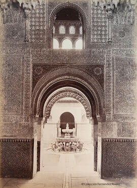 Granada, Alhambra, Sala de las Dos Hermanas y Patio de los Leones.