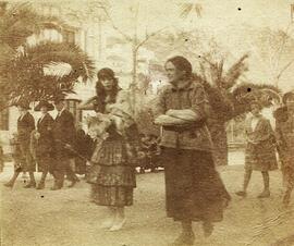 Málaga, paseantes en El Parque de Málaga. Fotógrafo desconocido.