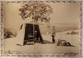 Madrid, estación de telégrafos de campaña del Ejército de Tierra, soldados junto a una tienda. Fotógrafo desconocido
