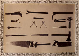 Madrid, herramientas diversas usadas por el Batallón de telégrafos móvil. Fotógrafo desconocido