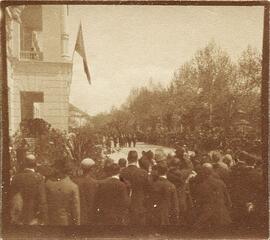 Málaga, el Parque, multitud reunida ante el edificio del Ayuntamiento con motivo de un evento. Fotógrafo desconocido.