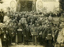 Malaga, retrato de grupo ante el edificio del ayuntamiento en el que aparecen Manuel González, obispo, José Gálvez Ginachero, alcalde y el gobernador civil Enrique Cano Ortega. Francisco Sánchez.