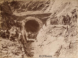 Galicia, entrada al túnel ferroviario en una ceremonia con autoridades y guardia civil. Valentín Medía.