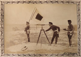 Madrid, soldados del Batallón de Telégrafos haciendo señales con banderas. Fotógrafo desconocido