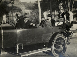 Málaga, pareja en un coche con un niño durante los carnavales. Francisco Sánchez.