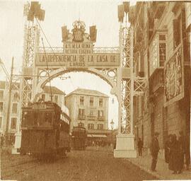 Málaga, Alameda ,arco efímero dedicado a la Reina Victoria Eugenia en su visita de 1926, ante la Casa de Larios al paso de tranvías. Fotógrafo desconocido.