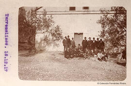 Torremolinos (Málaga), Molino del Inca, retrato de un grupo de excursionistas ante el "Albercón del Rey". Fotógrafo desconocido.