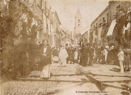 Málaga, calle de la Trinidad en el barrio del mismo nombre, en el día del "Corpus" con balcones adornados y gente de fiesta. Fotógrafo desconocido.