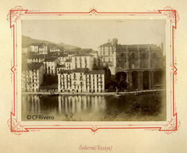 Ondarroa (Vizcaya), la ciudad reflejada en el río Artibai y la iglesia de Santa María. Fotógrafo desconocido.