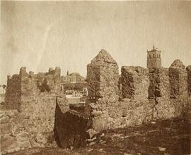 Trujillo (Cáceres), murallas del castillo con la torre de la iglesia de Santa María la Mayor. Fotógrafo desconocido.