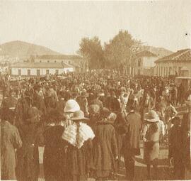 Málaga, muchedumbre congregada en un lugar próximo al río. Fotógrafo desconocido.