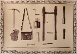 Madrid, herramientas diversas usadas por el Batallón de telégrafos móvil. Fotógrafo desconocido