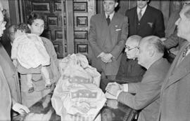 Entrega de bolsas norteamericanas con productos alimenticios en el Gobierno Civil. Enero de 1954. Málaga. España.