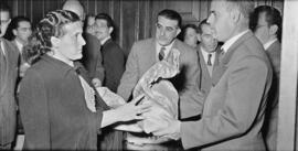 Entrega de bolsas norteamericanas con productos alimenticios en el Gobierno Civil. Enero de 1954. Málaga. España.