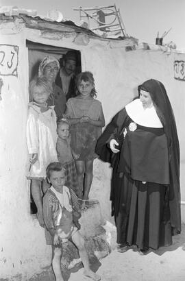Viviendas. Arroyo del Cuarto. 1956-09. Las monjas del Colegio de Gamarra visitan la barriada. Septiembre de 1956. Málaga, España.