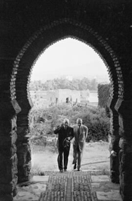 Rafael Leonidas Trujillo visita la Alcazaba acompañado del alcalde de la ciudad, Pedro Luis Alonso. Junio de 1954. Málaga, España
