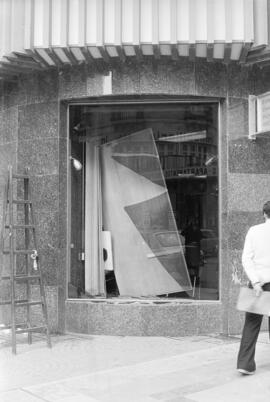 Manifestación por la autonomía de Andalucía. 1977-12-04. Málaga, España. 2.9. Destrozos en el mobiliario urbano en calle Larios.