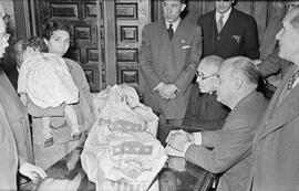 Entrega de bolsas norteamericanas con productos alimenticios en el Gobierno Civil. Enero de 1954. Málaga. España.