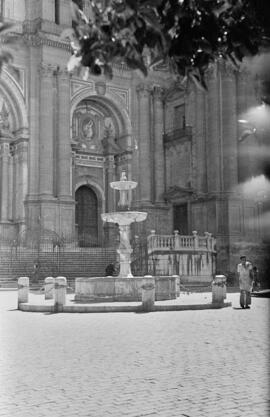 Fuente de la plaza del Obispo, al fondo la Catedral. Agosto de 1954. Málaga. España.