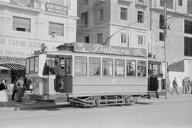 Tranvía en la plaza de la Marina. 1954, noviembre. Construcción del edificio de la Caja de Ahorros de Roda. Málaga. España.