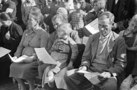 El Palo. Entrega de viviendas. 27 de diciembre de 1954. Asiste el gobernador civil, Luis Julve Ceperuelo. Málaga, España-01