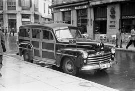 Coche del NODO en calle Larios. Años 1940-1950. Málaga, España.