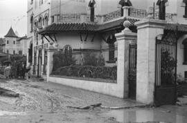 Sanatorio 18 de julio embarrado tras las inundaciones del 29 de octubre de 1955. Málaga, España.