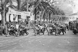 Pilotos en la salida. V Gran Premio Motociclista de Invierno de Málaga. Parque de Málaga. Febrero de 1954. Málaga (España).