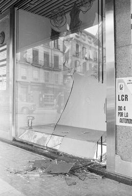 Manifestación por la autonomía de Andalucía. 1977-12-04. Málaga, España. 2.9. Destrozos en el mobiliario urbano.