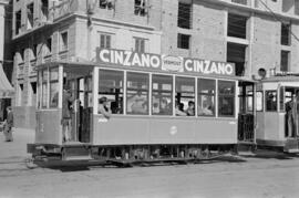 Tranvía en la plaza de la Marina. 1954, noviembre. Construcción del edificio de la Caja de Ahorros de Roda. Málaga. España.