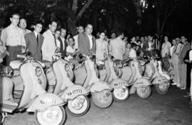 Concentración de vespistas. Julio de 1958. Parque de Málaga. España