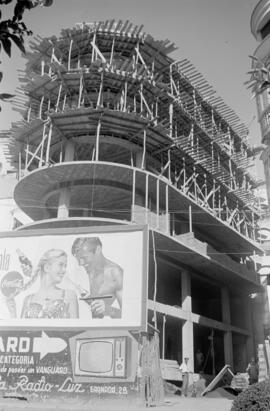 Edificio calle Cortina del Muelle, número 13, en construcción. Octubre de 1963. Málaga, España.
