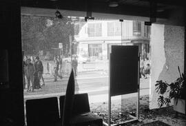 Manifestación por la autonomía de Andalucía. 1977-12-04. Málaga, España. 2.9. Destrozos en el mobiliario urbano en calle Larios.