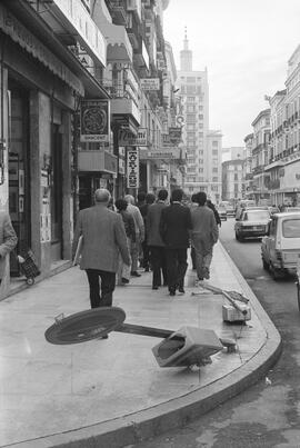 Manifestación por la autonomía de Andalucía. 1977-12-04. Málaga, España. 2.9. Destrozos en el mobiliario urbano.