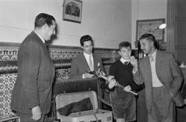Entrega de regalos de la empresa Nestlé a los niños del colegio de El Palo. Enero de 1954. Málaga. España.