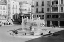 Plaza de la Constitución. Fuente de las Gitanillas. Julio de 1960. Málaga, España.