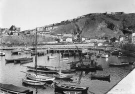 Puerto de Málaga. La Coracha y el Castillo de Gibralfaro. Hacia 1910. Málaga, España. Fondo Thomas-01