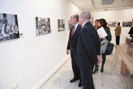 Francisco de la Torre y Eugenio José Luque en la inauguración de la exposición "Málaga, 50 años de la Facultad de Económicas" en el Archivo Municipal. Archivo Municipal. Noviembre de 2015