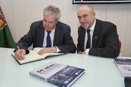 José Emilio Navas firma el libro de visitas de la Facultad de Económicas tras la presentación del libro "50 años de doctores Honoris Causa por la Universidad de Málaga". Facultad de Ciencias Económicas y Empresariales. Febrero de 2024