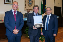 Entrega de galardón a Agustín José Eslava Martín. Celebración de San Lucas. Facultad de Medicina. Noviembre de 2019