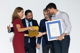 Entrega del premio "Carlos Sierra" a mejor Deportista Universitario al jugador de fútbol sala Miguel Conde. Gala del Deporte Universitario 2019. Escuela Técnica Superior de Ingeniería de Telecomunicaciones. Junio de 2019