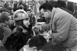 Entrevista a José Medrano, ganador de la prueba de 350 centímetros cúbicos internacional del XIV Gran Premio Motociclista de Invierno de Málaga  y II Premio Internacional Costa del Sol de Motociclismo. Parque de Málaga. Febrero, 1963.